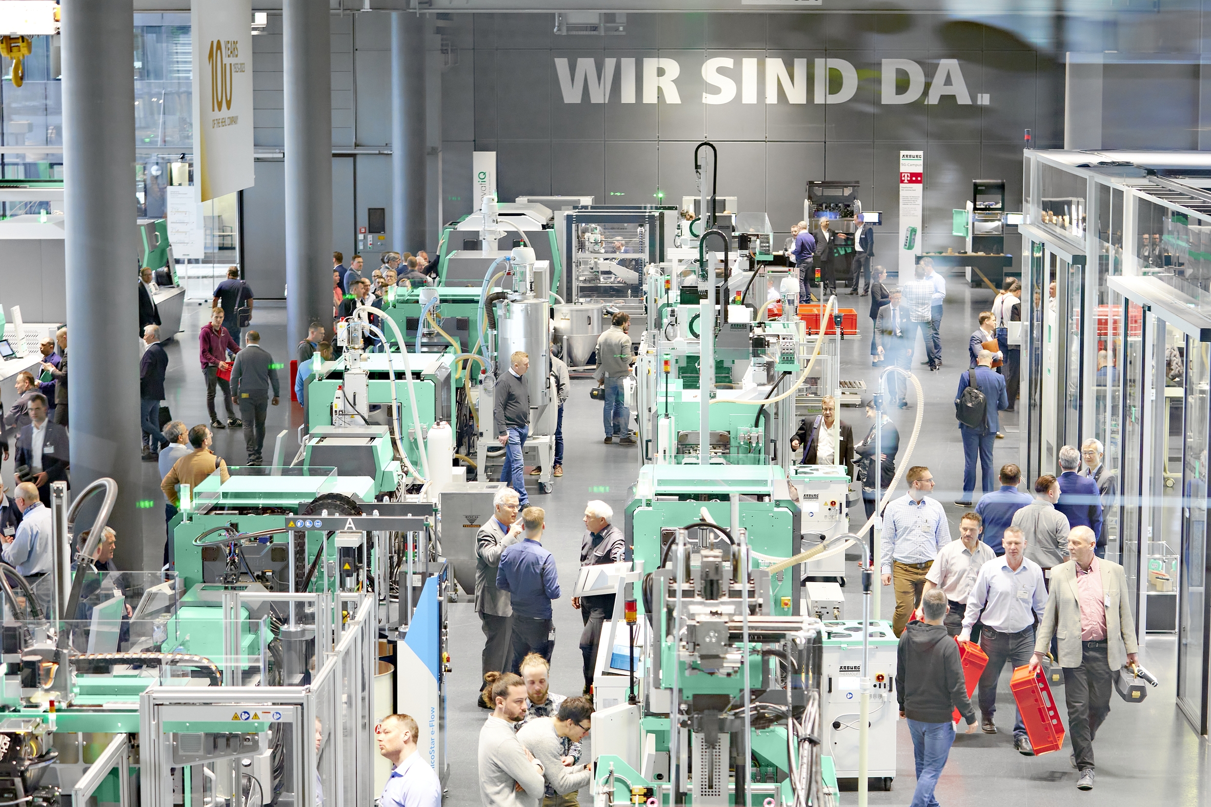 5,700 customers from 53 nations came to the Arburg Anniversary Days at the "think tank" in Lossburg, from 8 to 11 March 2023. The first port of call was the Customer Center (picture 187907) with numerous exhibits and exciting applications in injection moulding and 3D printing.